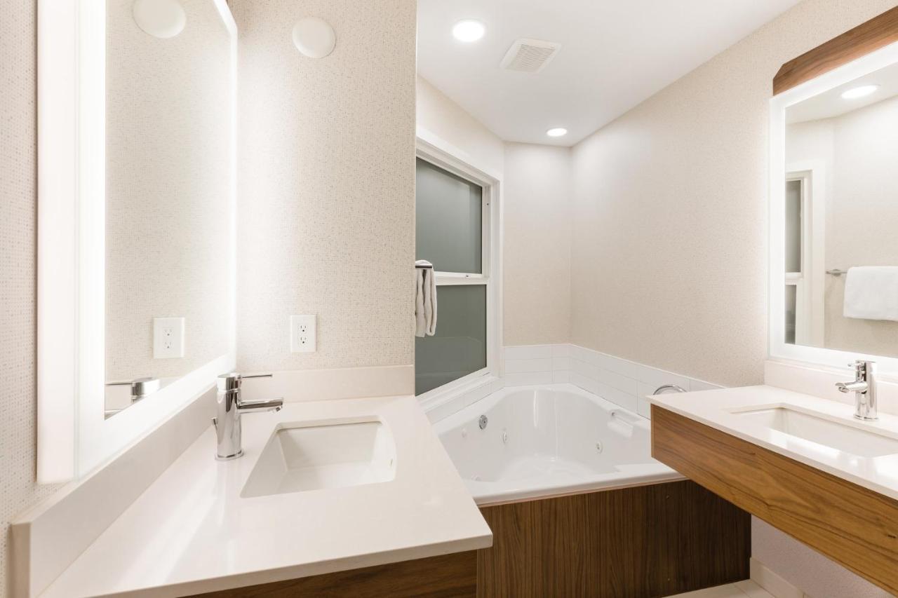Holiday Inn Express Grande Prairie By Ihg Bagian luar foto