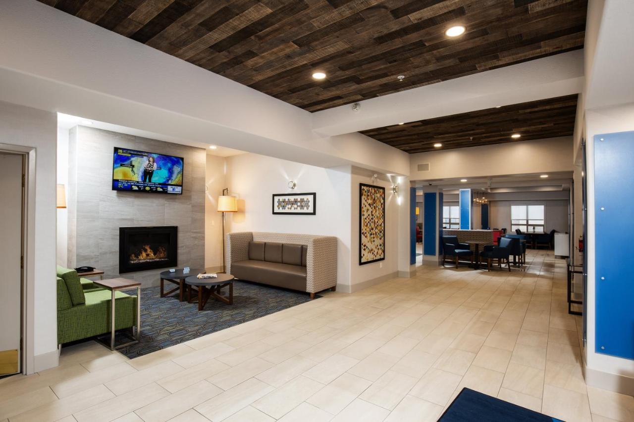 Holiday Inn Express Grande Prairie By Ihg Bagian luar foto